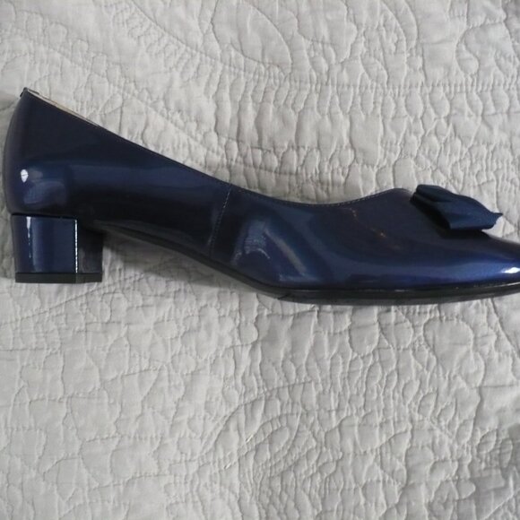 NWB J.Renee Navy Blue Heels with Bow - Picture 5 of 9